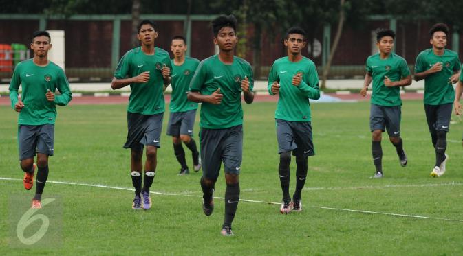 Calon pemain Timnas Indonesia U-19 berlari usai latihan seleksi di lapangan Atang Sutresna, Jakarta, Kamis (23/3). 35 pesepakbola muda Indonesia mengikuti latihan seleksi Timnas U-19. (Liputan6.com/Helmi Fithriansyah)