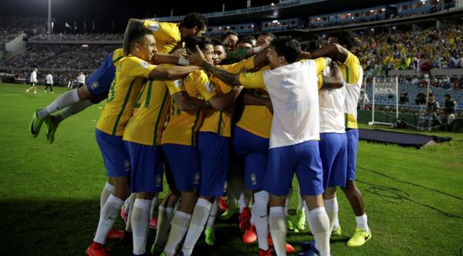 Timnas Brasil rayakan kemenangan atas Uruguay, Kamis (23/3/2017). (AP Photo/Natacha Pisarenko)