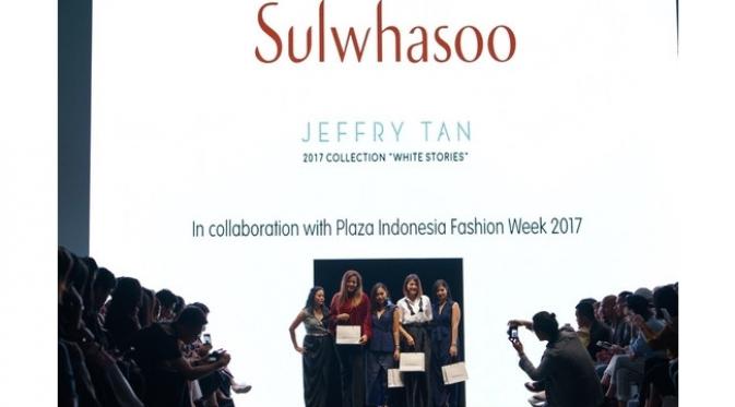 Jeffry Tan bersama Sulwhasoo menghadirkan koleksi yang bertajuk "White Stories" pada Plaza Indonesia Fashion Week 2017.