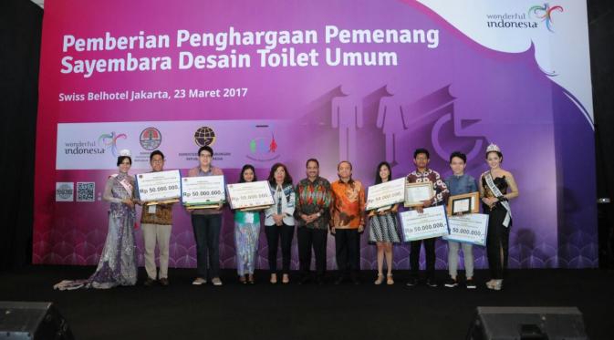 Menteri Pariwisata Arief Yahya memberikan hadiah kepada enam pemenang Sayembara Desain Toilet Umum di Destinasi Pariwisata.