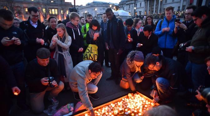 Warga London meletakkan lilin untuk mengenang korban teror London. (Ben Cawthra/LNP)