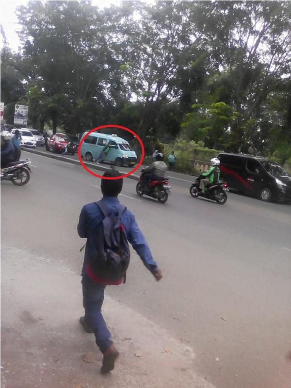 Bukannya berantem, lihat apa yang dilakukan oleh abang ojek online dan sopir angkot ini di jalan. (Foto: Facebook/Anoy Stanza)