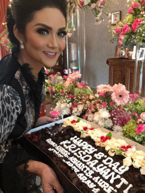 Krisdayanti mengucapkan terima kasih atas kiriman kue ulang tahun dari Aurel (Instagram/@krisdayantilemos)