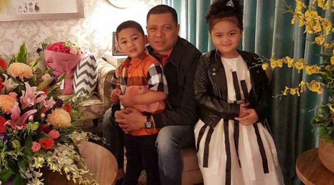 Suami Krisdayanti, Raul Lemos bersama dua anaknya, Amora dan Kellen. (Instagram Raul Lemos)