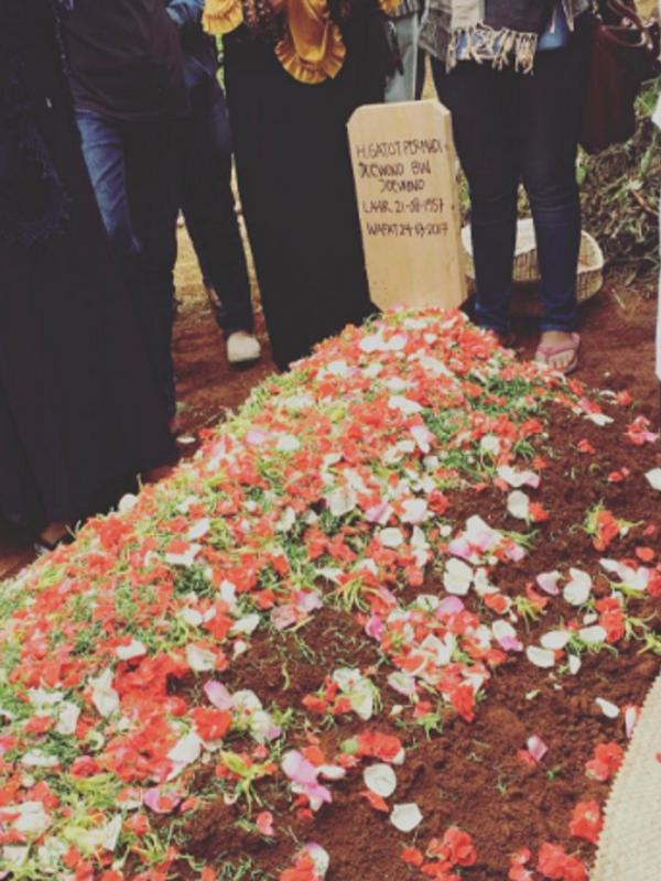 Tasya Kamila mengunggah foto makam sang ayahanda. (Instagram/tasyakamila)