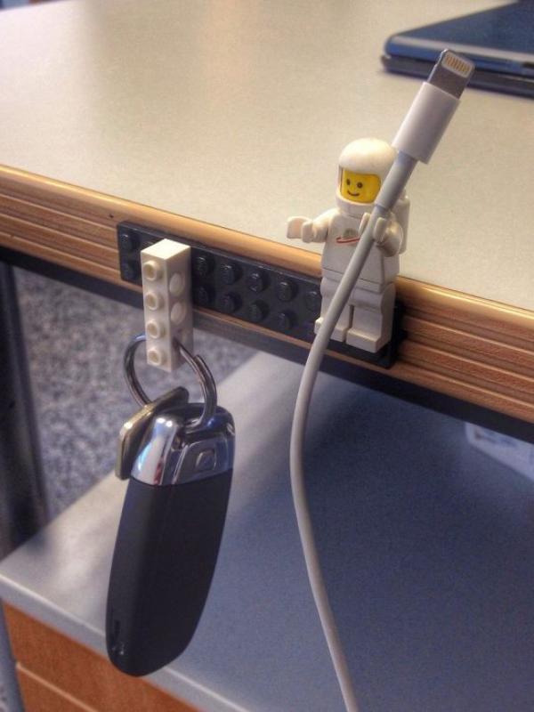 Lego buat penjepit kabel. (Via: boredpanda.com)