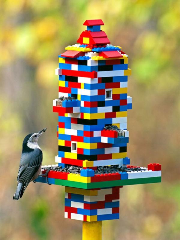 Lego buat tempat makan burung. (Via: boredpanda.com)