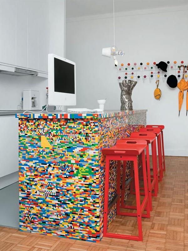 Lego buat meja. (Via: boredpanda.com)
