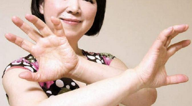 Ternyata, olahraga aneh dari Takiko Shindo ini dapat mengencangkan dan meningkatkan ukuran payudara wanita (Foto : en.rocketnews24.com)