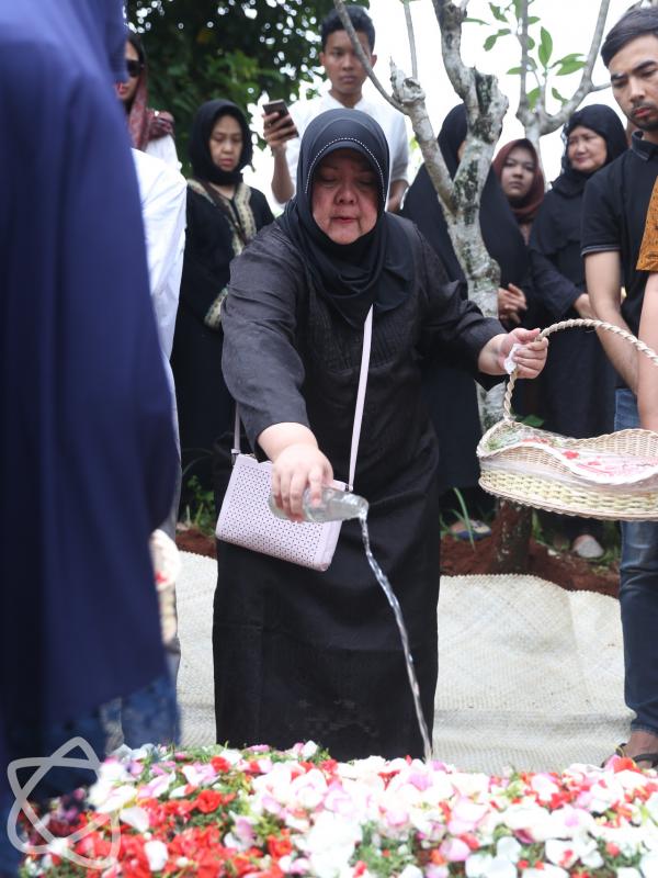 Suasana pemakaman ayah Tasya Kamila. (Nurwahyunan/Bintang.com)