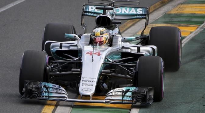Pembalap Mercedes Lewis Hamilton jadi yang tercepat pada kualifikasi ajang pembuka F1 GP Australia di Sirkuit Albert Park, Melbourne, Sabtu (25/3/2017). (AP Photo/Rick Rycroft)