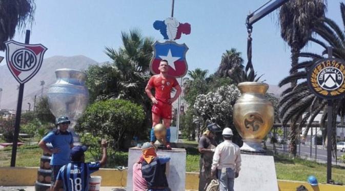 Patung berbentuk striker Arsenal, Alexis Sanchez, di Tocopilla, Cile. (Daily Mail). 