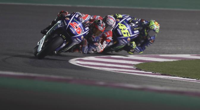 Maverick Vinales sempat tercecer di awal lomba MotoGP Qatar.  (AP Photo/Rafa Marrodan)