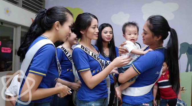 Finalis Puteri Indonesia 2017 tidak ragu untuk bermain dan menggendong anak-anak di Yayasan Sayap Ibu. (Deki Prayoga/Bintang.com)