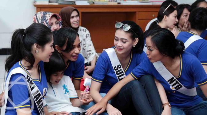 Finalis Puteri Indonesia 2017 ikut bermain, tertawa dan memberikan motivasi bagi anak-anak di Yayasan Sayap Ibu. (Deki Prayoga/Bintang.com)