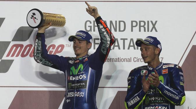Dua pembalap Movistar Yamaha, Maverick Vinales (kiri) dan Valentino Rossi sukses merebut podium utama di MotoGP Qatar di Sirkuit Losail, Doha, Qatar. (Karim JAAFAR/AFP)