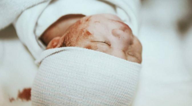 Anak pertama Putri Titian dan Junior Liem berjenis kelamin laki-laki. (Instagram/juniorliem)