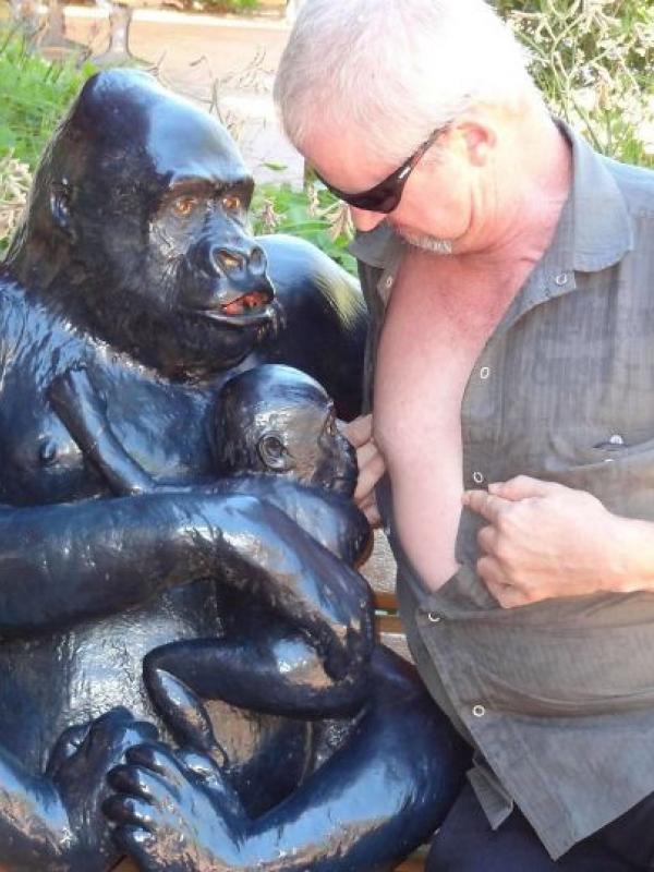 Menyusui anak gorila. (Via: boredpanda.com)