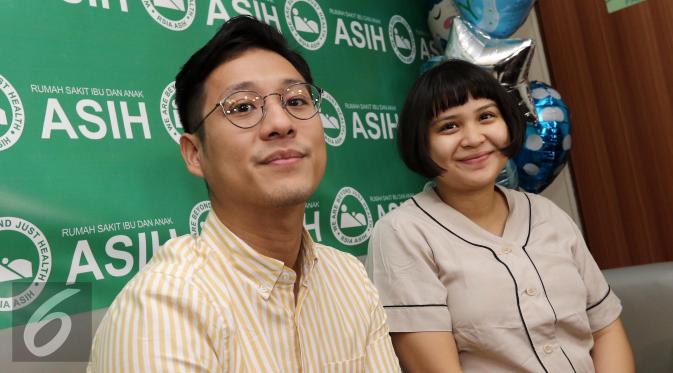 Junior Liem dan Putri Titian menggelar konfrensi pers terkait kelahiran anak pertama mereka di RS Asih, Jakarta. (Herman Zakharia/Liputan6.com)