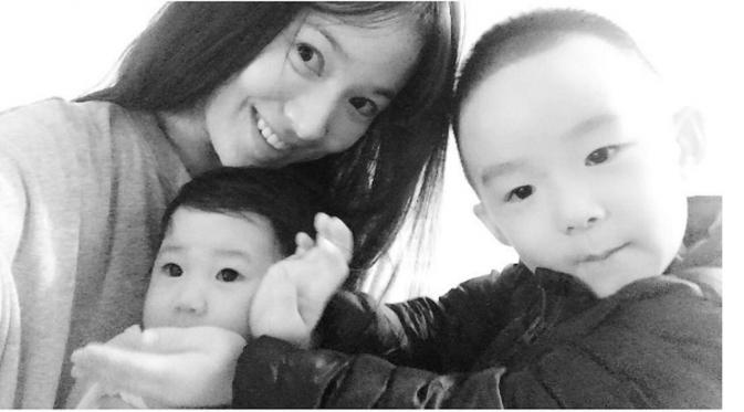 Song Hye Kyo mengunggah foto bersama bayi menggemaskan (Instagram)