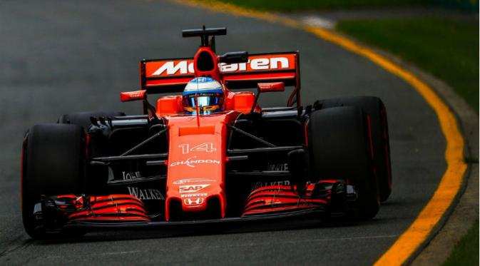 Pebalap McLaren, Fernando Alonso, tampil impresif tapi gagal finis pada balapan F1 GP Australia di Albert Park, Melbourne, Minggu (26/3/2017). (Bola.com/Twitter/McLarenF1)
