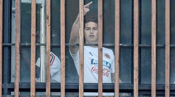 Gelandang Real Madrid, James Rodriguez, mengacungkan jari tengah ke arah jurnalis saat memperkuat timnas Kolombia. (AFP/Luis Acosta)