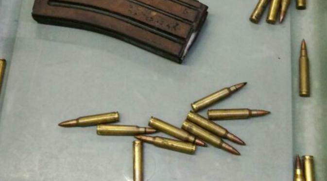 Petugas keamanan Bandara Soetta menemukan 25 peluru dan magazine di tas salah seorang penumpang dari Jayapura (Liputan6.com/dok. Avseq Bandara Soetta)