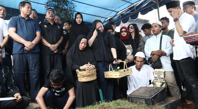 Pemakaman komedian Eko DJ di TPU Taman Malaka, Jakarta Timur. (Liputan6.com/Herman Zhakaria)