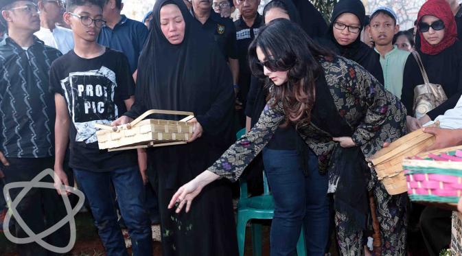 Diana Pungky memberikan penghormatan terakhir pada almarhum Eko DJ (Deki Prayoga/bintang.com)