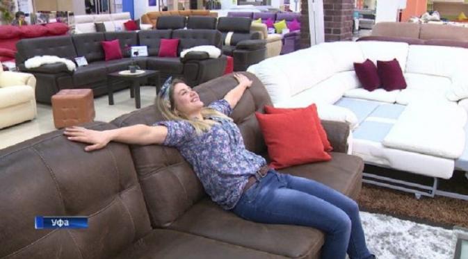 Cuma Duduk dan Tidur di Sofa, Wanita Ini Digaji Rp 13 Juta | foto : Odditycentral.com