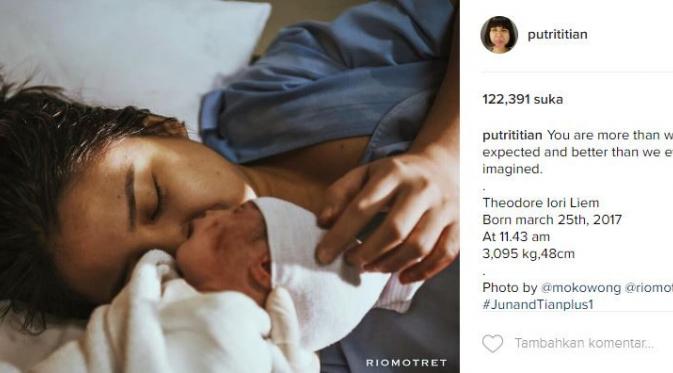 Putri Titian cium bayi yang baru saja dilahirkan (Foto: Instagram)