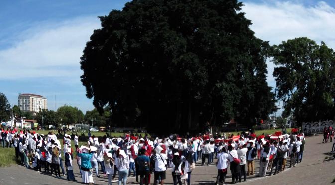 Ratusan pelajar di Daerah Istimewa Yogyakarta menggelar flash mob di Alun-Alun Selatan Yogyakarta, sebagai bentuk keprihatinan terhadap aksi klithih. (Liputan6.com/Switzy Sabandar)