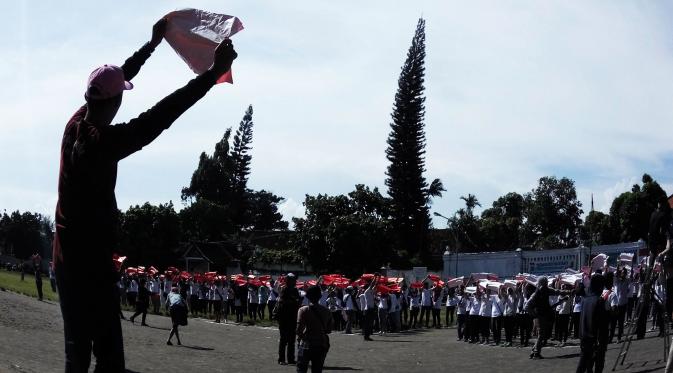 Ratusan pelajar di Daerah Istimewa Yogyakarta menggelar flash mob di Alun-Alun Selatan Yogyakarta, sebagai bentuk keprihatinan terhadap aksi klithih. (Liputan6.com/Switzy Sabandar)