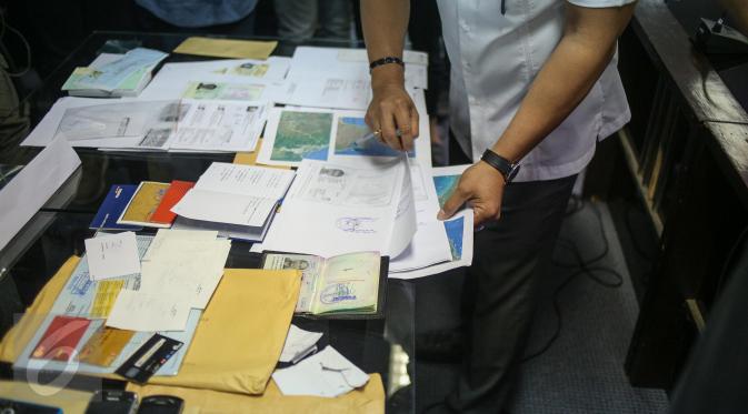 Sejumlah berkas yang merupakan barang bukti ditampilkan dalam rilis penyelundupan manusia di Bareskrim Polri, Jakarta, Rabu (29/3). (Liputan6.com/Faizal Fanani)