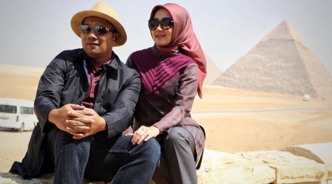 Ridwan Kamil dan istri, Athalia Kamil dengan latar belakang Piramida Mesir. (Istimewa)