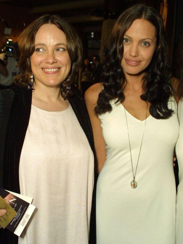 Angelina Jolie terispirasi dan mengikuti gaya ibunya. (via. Vogue)