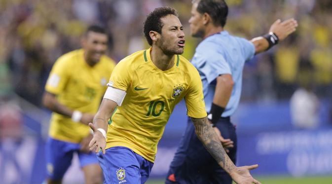 Bintang Brasil, Neymar merayakan golnya ke gawang Paraguay pada babak kualifikasi Piala Dunia 2018 zona CONMEBOL, Neymar telah mencetak enam gol selama babak kualifikasi Piala Dunia 2018 untuk Negaranya.  (AP/Nelson Antoine)