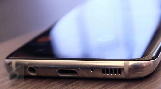Bagian bawah bodi Samsung Galaxy S8 tertanam USB type-C, audio jack 3,5mm, dan speaker. / Iskandar