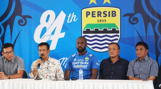 Carlton Cole (ketiga dari kanan) saat diperkenalkan sebagai pemain baru Persib Bandung, Kamis (30/3/2017) (Liputan6.com / Kukuh Saokani)