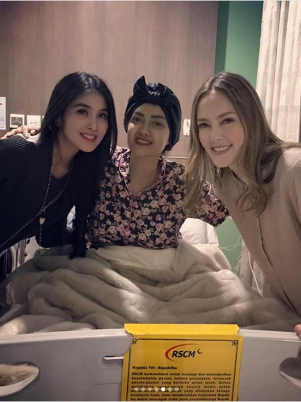 Julia Perez saat dijenguk Sandra Dewi dan Cathy Sharon. (Instagram/juliaperrezz)