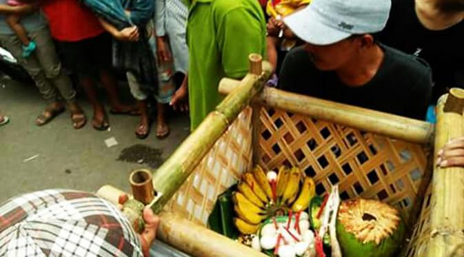 Sejumlah warga di bantaran Sungai Batua, Panakukang, Makassar, menggelar ritual Appanaung Ri Jenne menyikapi seringnya buaya muncul. (Liputan6.com/Eka Hakim)