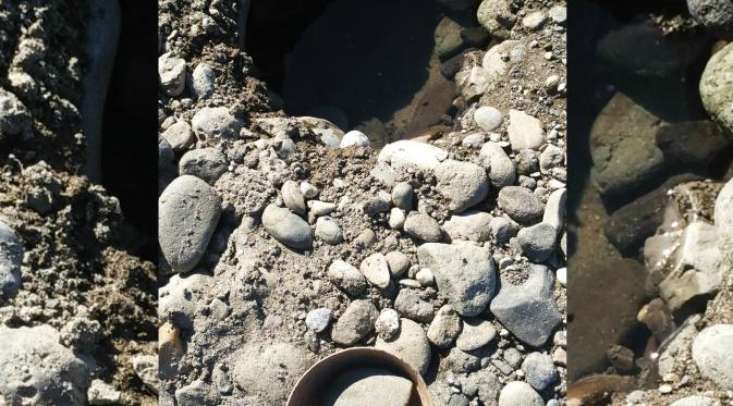 Demi mencari air bersih, warga menggali batu di pinggir Sungai Mandar, Kabupaten Polewali Mandar, Sulawesi Barat. (Liputan6.com/Ahmad Yusran)