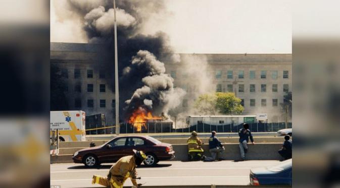 Agen FBI Dan Pemadam Kebakaran Pasca Serangan 9/11 di Pentagon.