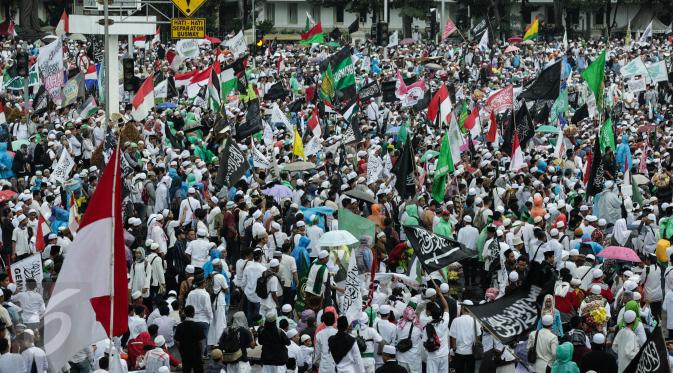 Ribuan massa memenuhi patung kuda saat aksi bela islam 313 di Jalan Merdeka Barat, Jakarta, Jumat (31/3). Mereka menuntut kepada Presiden Jokowi agar melaksanakan undang-undang dengan mencopot gubernur terdakwa, Ahok. (Liputan6.com/Faizal Fanani)