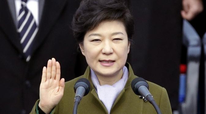 Park Geun-hye ketika disumpah sebagai presiden perempuan pertama Korsel (AP/Lee Jin-man)