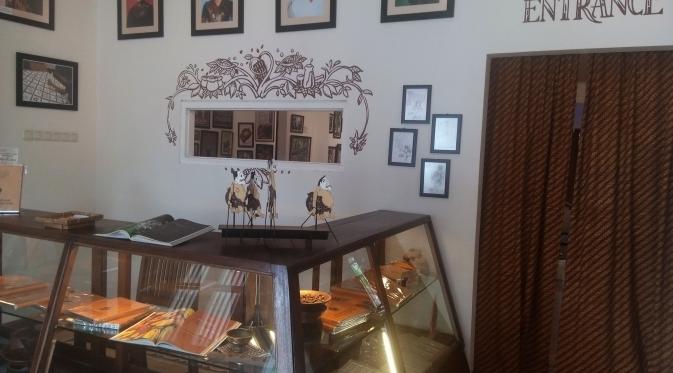 Pengunjung Museum Cokelat di Jalan Tugu Gentong Sribitan, Kabupaten Bantul, DIY, dapat mengetahui sejarah cokelat. (Liputan6.com/Yanuar H)