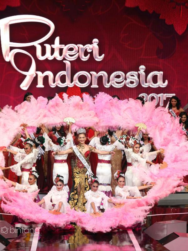 Para finalis Puteri Indonesia 2017 dalam malam puncak Puteri Indonesia 2017 (Nurwahyunan/Bintang.com)