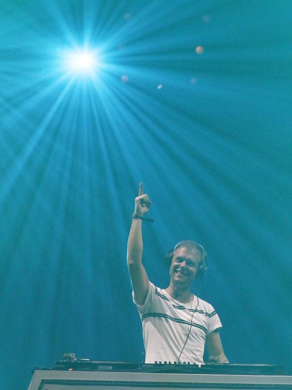 Penampilan DJ Armin Van Buuren dengan  Vinyl set dalam konser bertajuk 'Armin Only Embrace World Tour', di JIExpo Kemayoran, Jakarta, Jumat (31/03/2017). (Foto: Liputan6.com / Herman Zakharia)