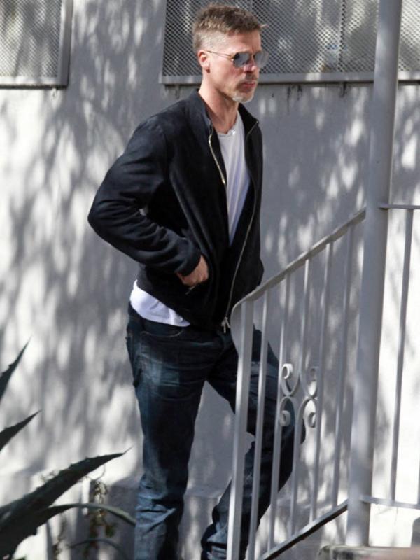 Brad Pitt kini terlihat lebih kurus dari sebelumnya. (via. E!News)