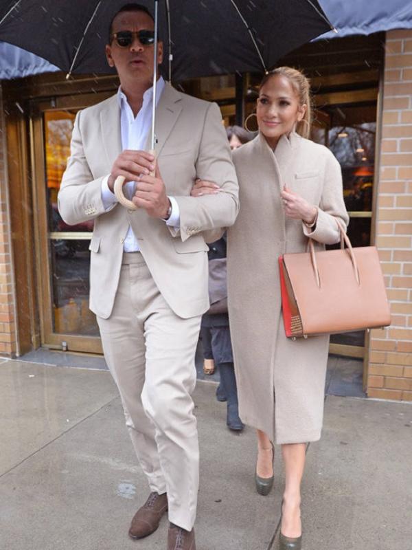 Jennifer Lopez dan pacar barunya Alez Rodriguez makin mesra. (via. E!News)